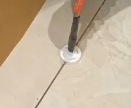 印江瓷砖空鼓维修公司专业解答瓷砖在铺贴过程中，如果没有涂抹均匀到位的粘结材料（如水泥砂浆或瓷砖胶），可能会导致以下问题