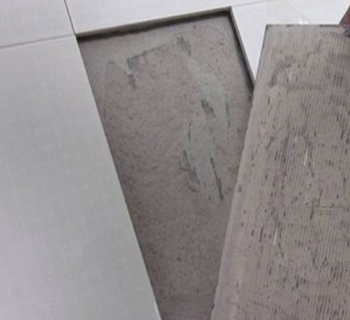 印江瓷砖空鼓维修公司分享瓷砖铺贴时如果打浆（即涂抹在瓷砖背面和基层上的砂浆或瓷砖胶）过少，会带来以下问题